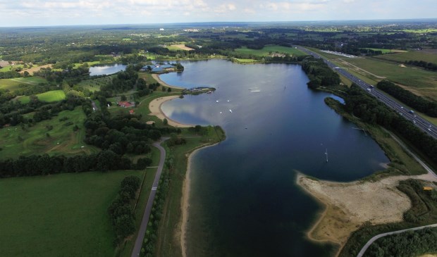 Het recreatiegebied Zeumeren, vanuit de lucht gezien. De overlast is er afgelopen seizoen teruggedrongen door onder meer de inzet van BOA's.