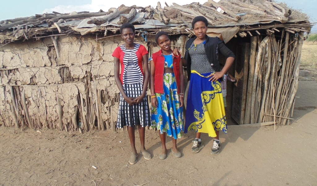 Op de foto staan de drie meisjes die de stichting nu al steunt. V.l.n.r. Hannah, Margaret en Grace op bezoek in hun dorp