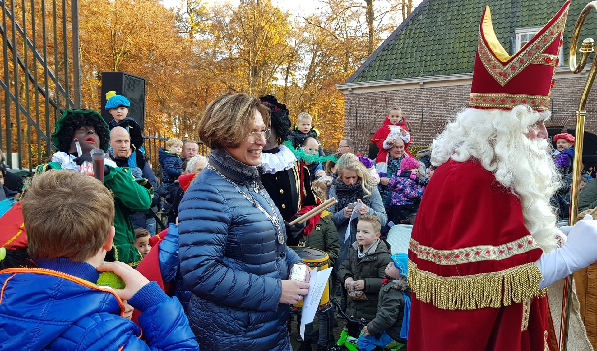 Burgemeester Petra Doornenbal heette de goedheiligman welkom in het kasteeldorp.
