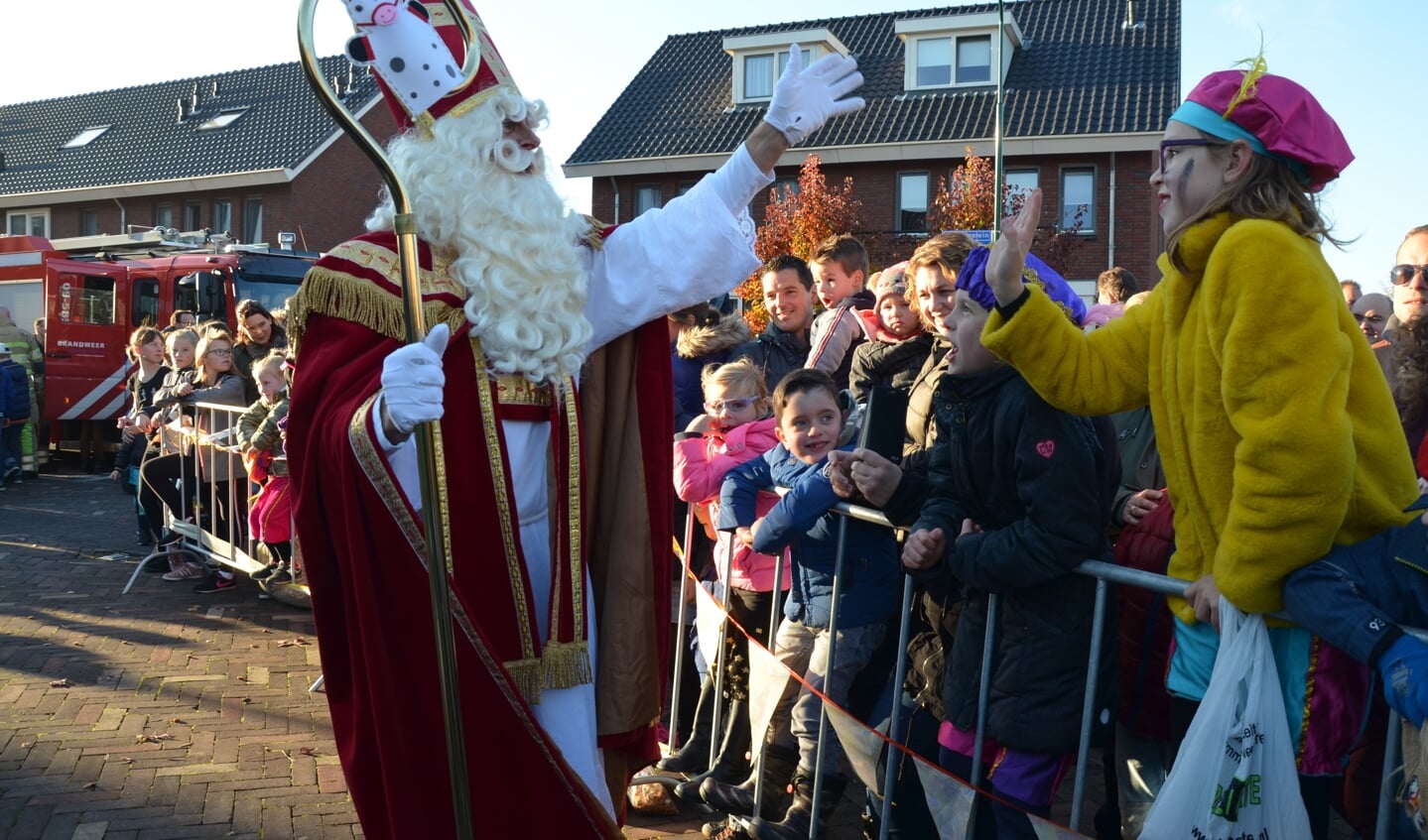 Sinterklaas begroet eerst de kinderen in Langbroek