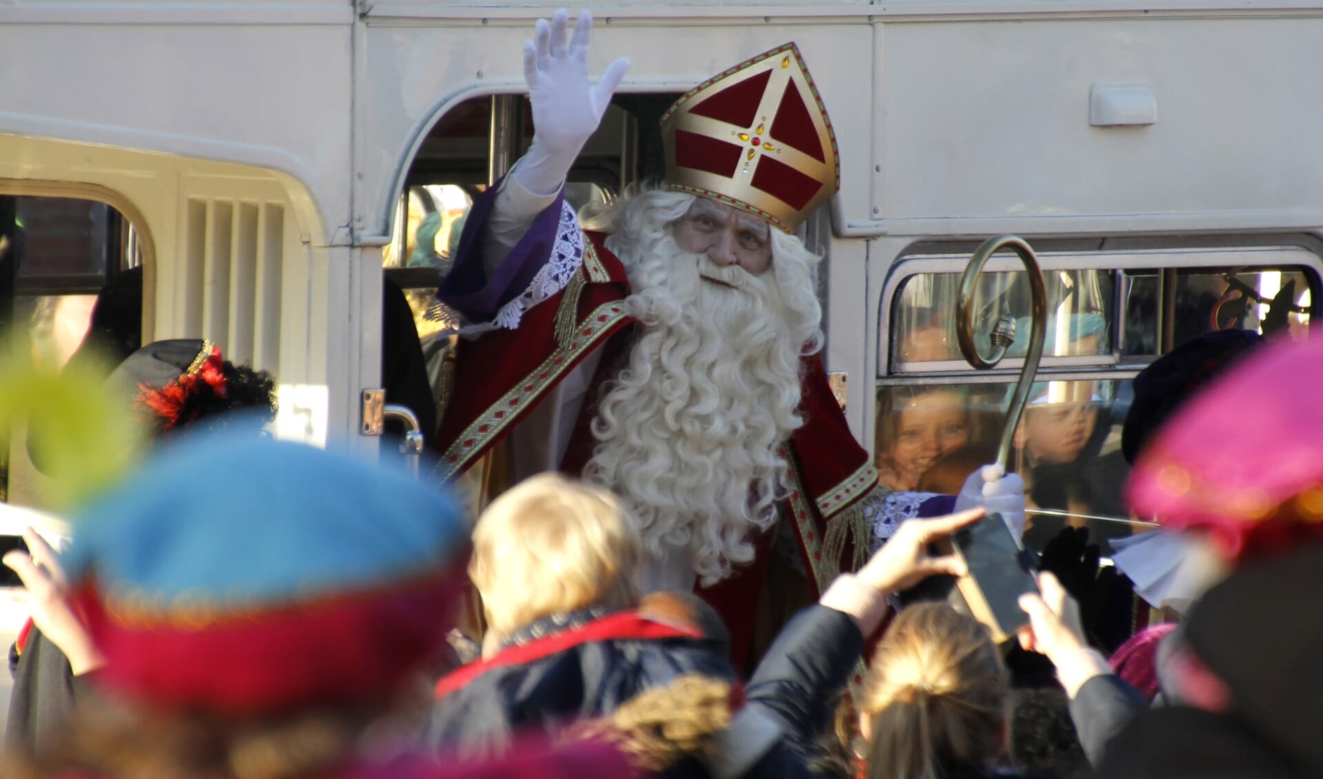 Heel veel kinderen onthalen de Sint