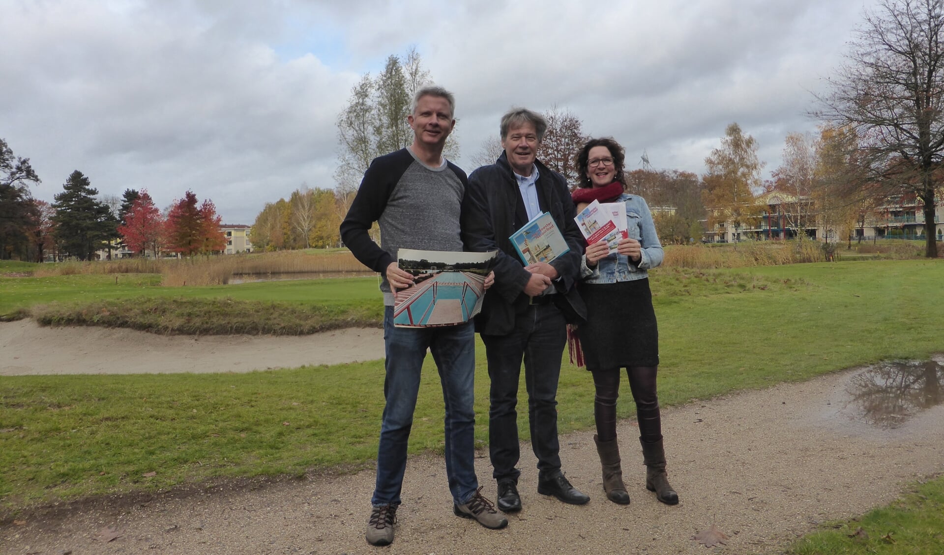 De auteurs Peter Beijer (links) en Lex Bergers en vormgeefster Erica Heijkoop, even terug op de 'heilige grond'.