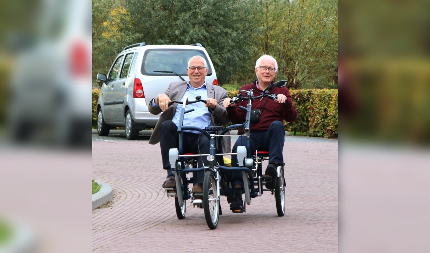 De wethouder bezocht vrijdagmiddag De Zes Molens om de net aangeschafte duofiets te onthullen.