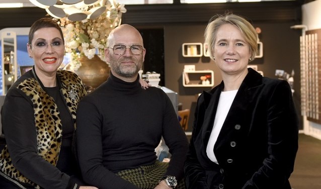 Wethouder Broekman en Danny en Simone Post van Hoflake Optiek.