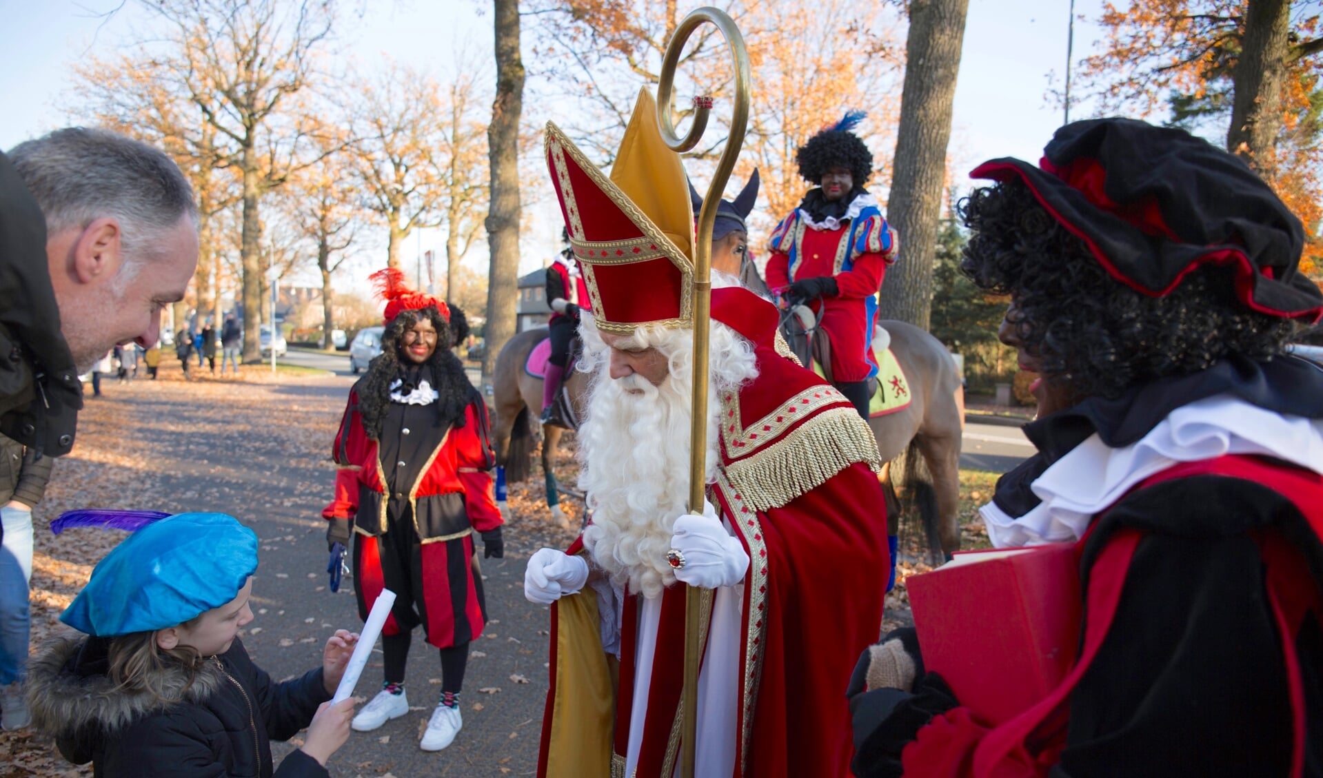 Sfeerbeeld van de Sinterklaasintocht in Voorthuizen in 2018.