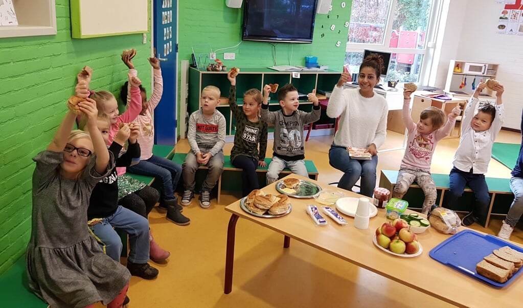 Lekker smullen tijdens het Nationale Schoolontbijt op de Dorpsbeuk. 