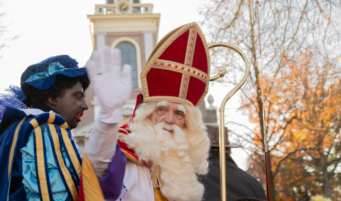Sinterklaas zwaaide vanaf zijn koets naar het toegestroomde publiek.