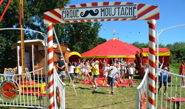Circus Moustache is er bij tijdens het Wijks Kinder Spektakel