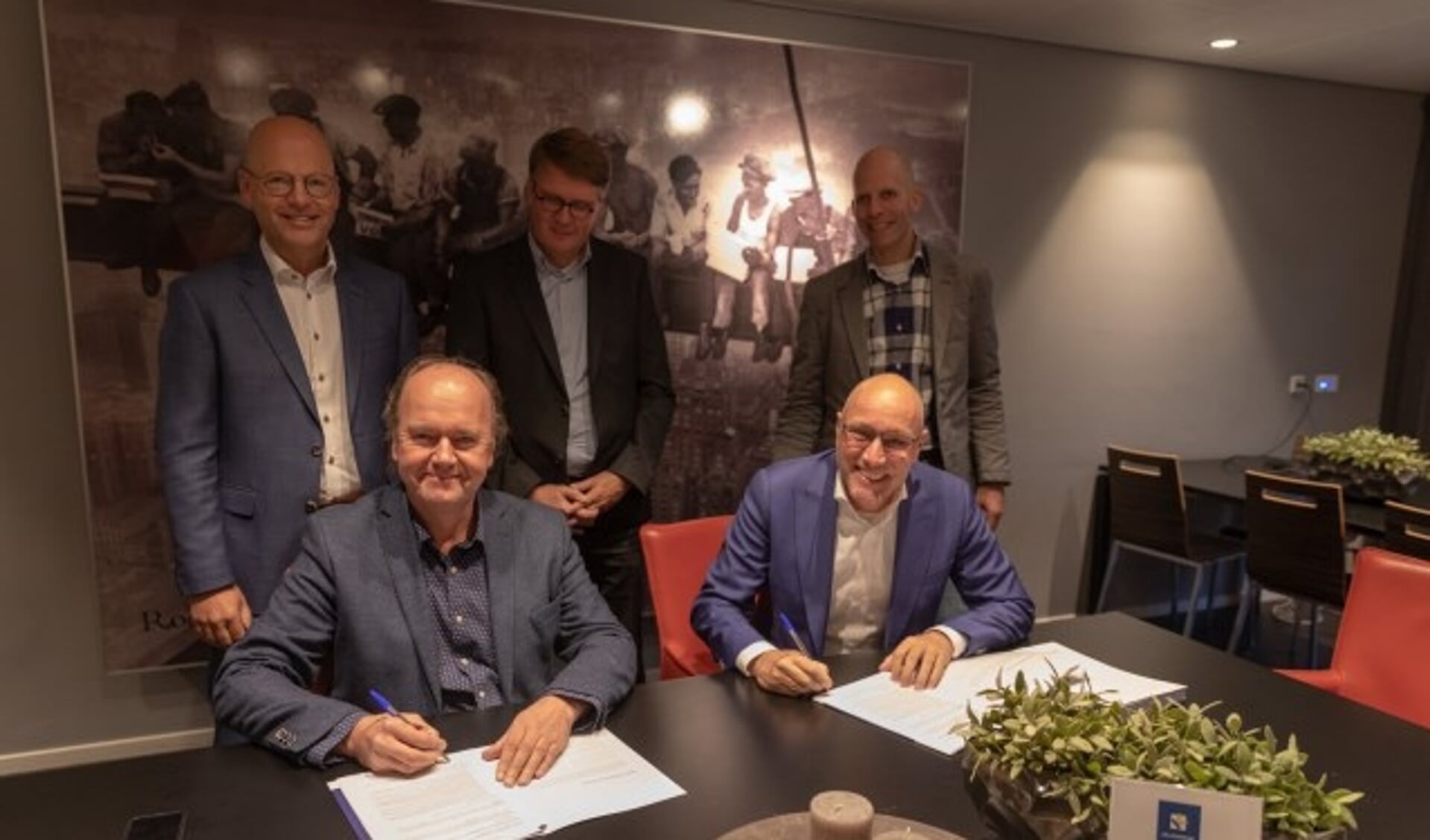Hans van Heteren (directeur van de Veenendaalse Woningstichting en Hans Koopman (algemeen directeur van Kelderman Groep)