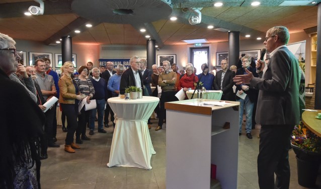 Stan Uyland, voorzitter van het Fonds voor Soest, opent de startbijeenkomst. Er werd vrijdag al gedoneerd aan goede doelen.