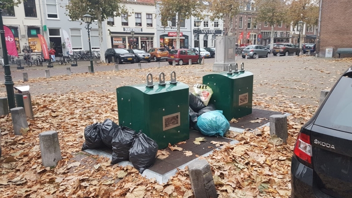 Vuilnizakken in de binnenstad op een zondag in november