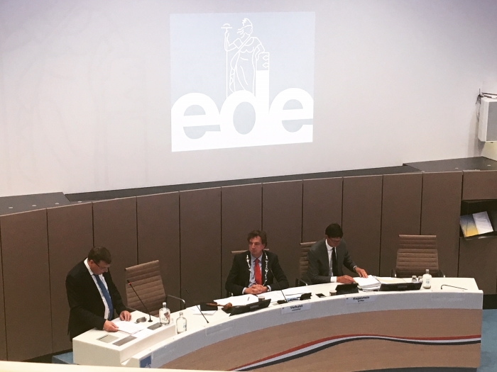 Fractievoorzitter SGP Ede aan het woord in de Edese raadzaal.