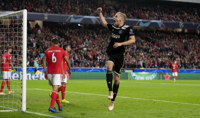 Donny van de Beek juicht om de gelijkmaker van teamgenoot Dusan Tadic.