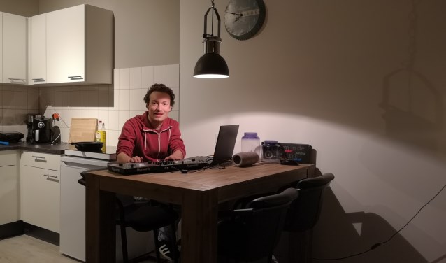 Kjell mixt graag zijn eigen muziek als hobby-DJ