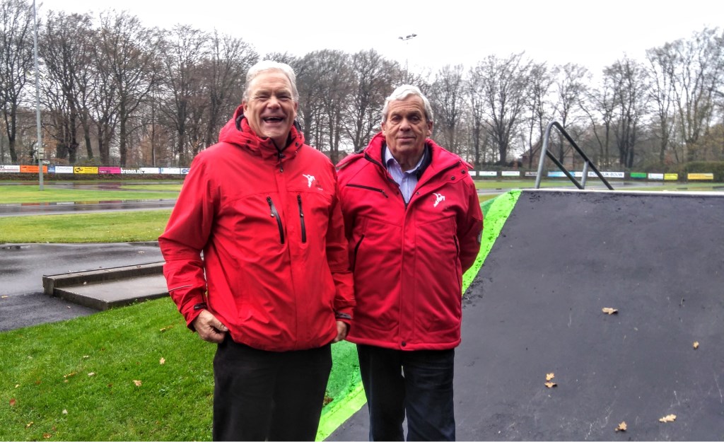 Cees en Theo Schippers bij de vernieuwde baan.