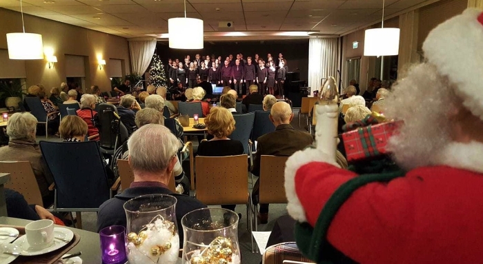 De recreatiezaal vulde zich met warme klanken.