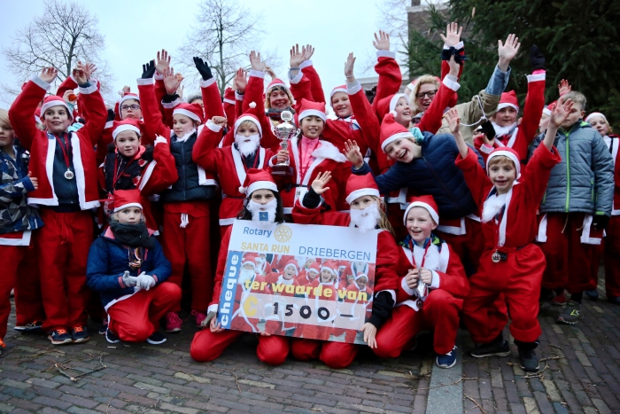 Santa Run cheque voor de scouting