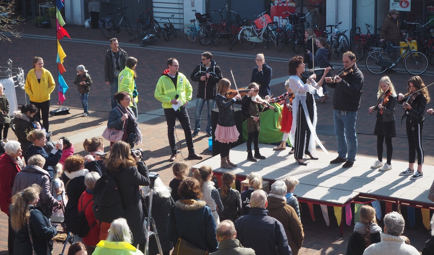 Optreden van violisten tijdens het goed bezochte wijkfeest Vier de Lente, in maart van dit jaar.