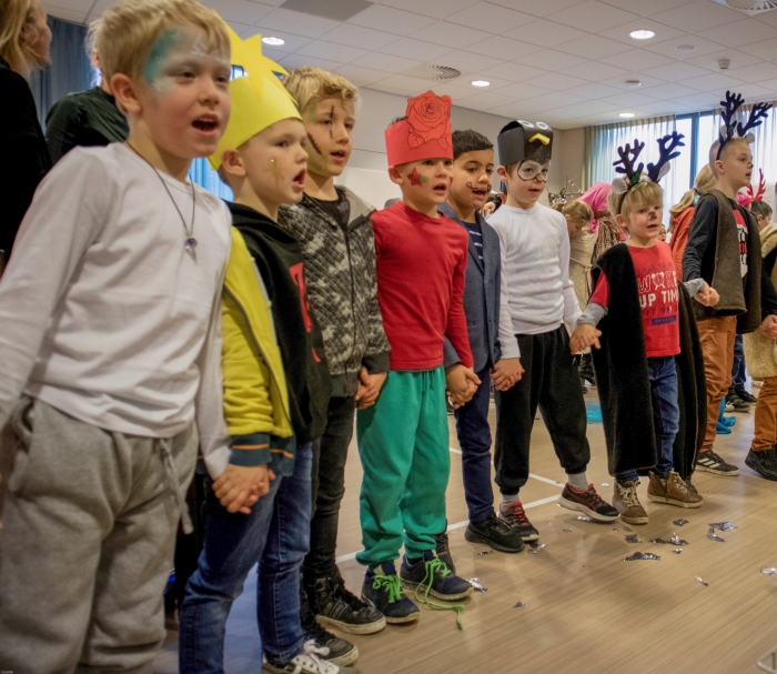 Iedereen viert samen kerstfeest.
