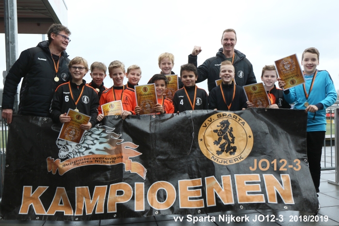 De Sparta JO12-3 kampioenen op de foto