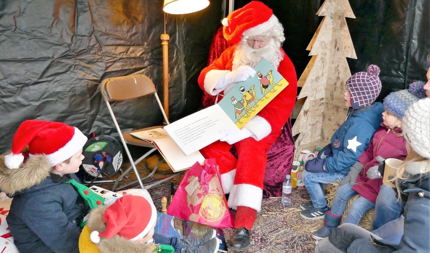Soestdijk: de kerstman leest voor aan kinderen uit het kerstverhaal van Dick Bruna.
