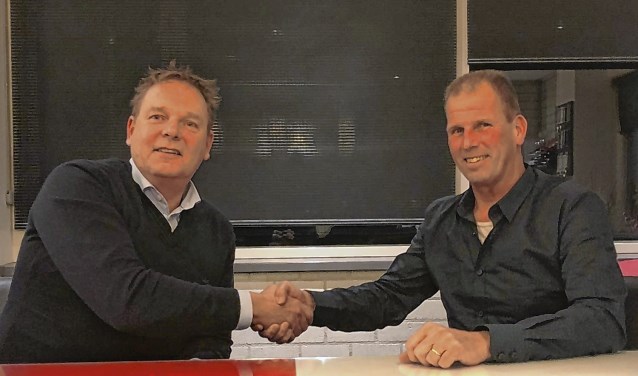 Renswoude-voorzitter Jan Vermeij (links) en trainer Jan van den Heuvel in december 2017 toen Van den Heuvel werd gepresenteerd als opvolger van Dick Eijlander.