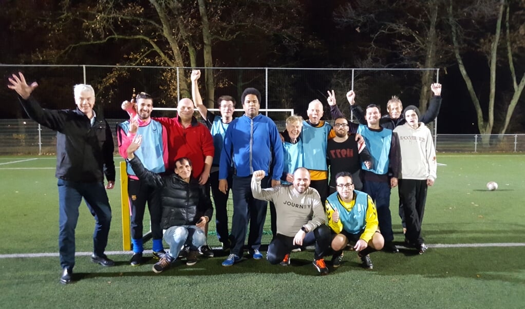 Wethouder Buijtelaar (helemaal links) met de enthousiaste groep Life Goals voetballers.