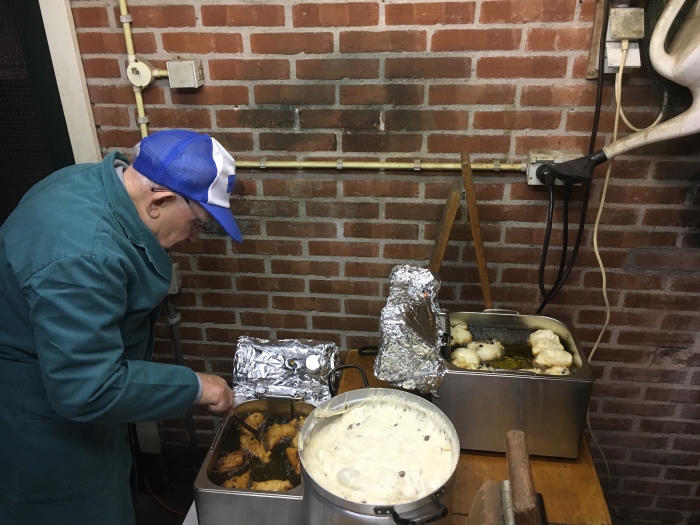 Teus Top bakt al 55 jaar oliebollen