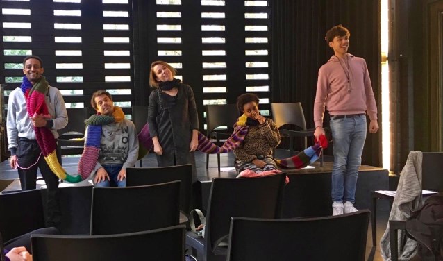 Cast van ZIN repeteert in Landgoedtheater De Kapschuur. Tot en met april zijn er (taal)workshops voor Eritreeërs.