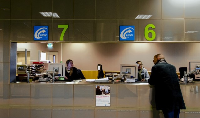 Werkzoekenden bij het Werkplein van het UWV. Werkzoekenden en werkelozen kunnen zich hier inschrijve
