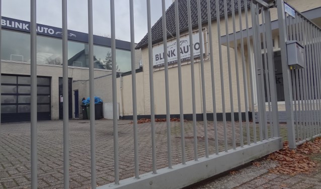Het hek van Garage Blink aan de Nieuweweg is dicht en blijft op last van de burgemeester tot 8 november volgend jaar dicht.