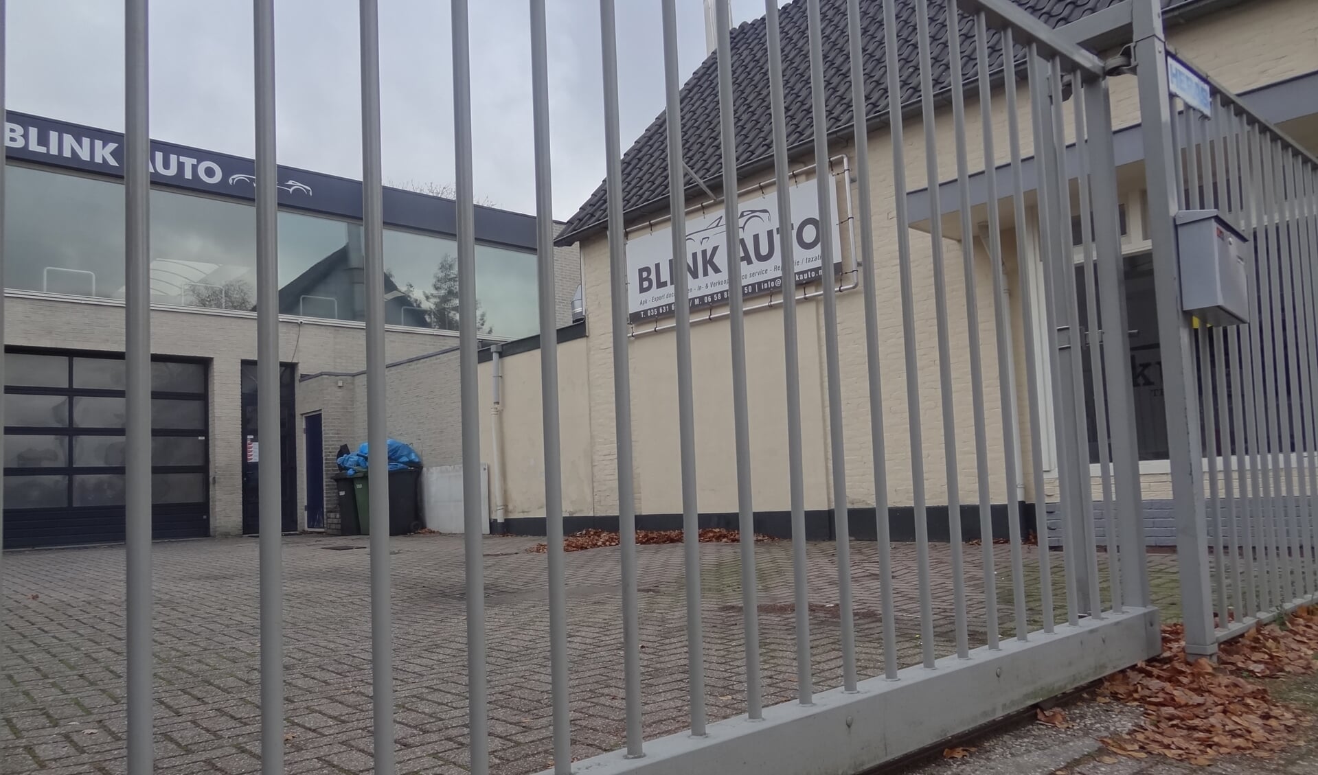 Het hek van Garage Blink aan de Nieuweweg is dicht en blijft op last van de burgemeester tot 8 november volgend jaar dicht.