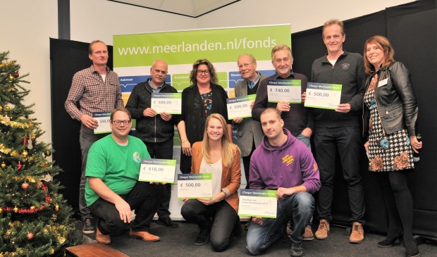 Wethouder Marjolein Steffens-van de Water en Angeline Kierkels van Meerlanden met een aantal Haarlemmermeerse winnaars.