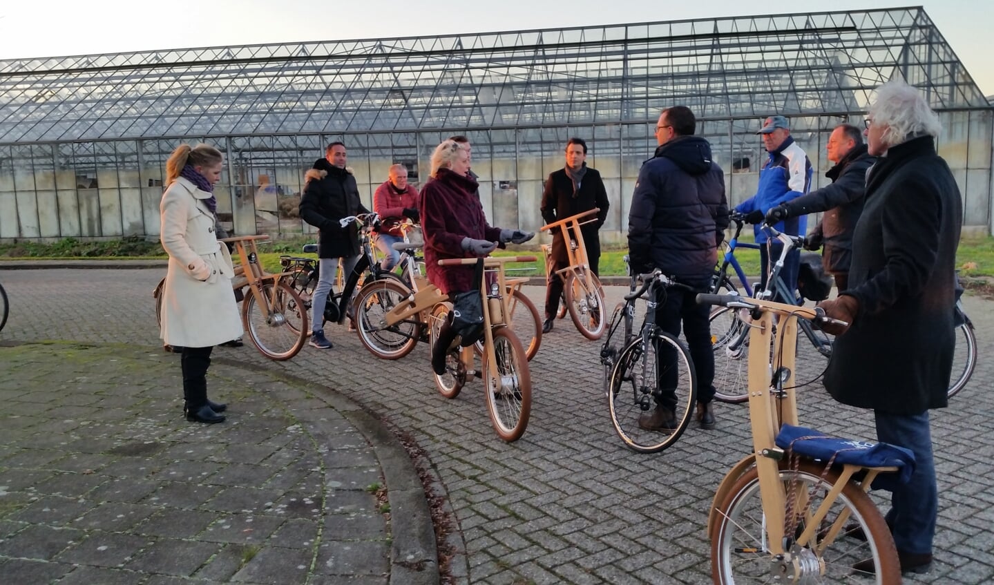 Gedeputeerde Joke Geldhof (rode jas) en wethouder Adam Elzakalai (midden) luisteren naar vertegenwoordigers van het dorp Rijsenhout.