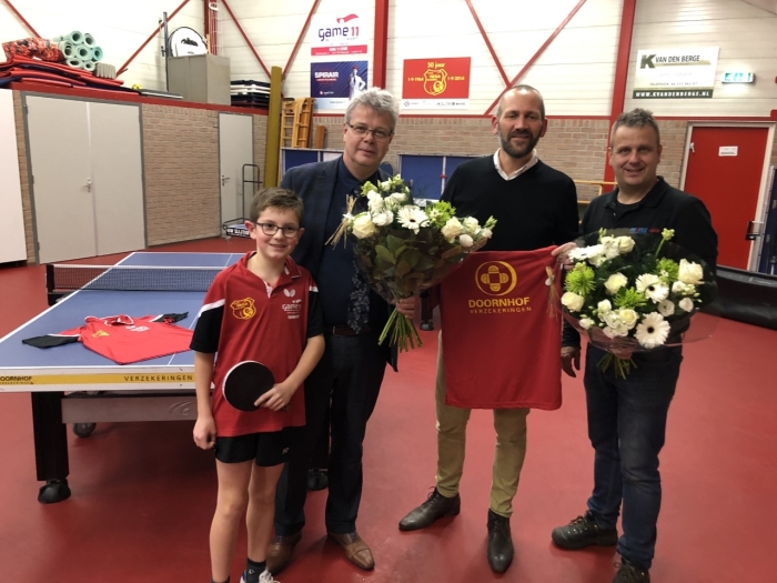 v.l.n.r. jeugdspeler Jarick Guliker, Henk Doornhof, Gerwin Jansen, Henk Ridder