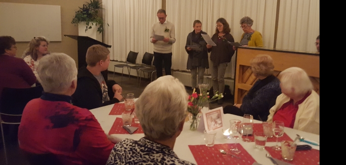 Samenzang vrijwilligers tijdens Kerstdiner