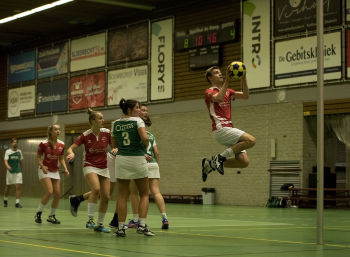 Een mooie actie van Dennis van Eijl in de wedstrijd tegen Tjoba