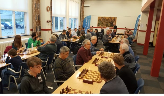 De grote zaal in De Commanderij zat vol met schakers.
