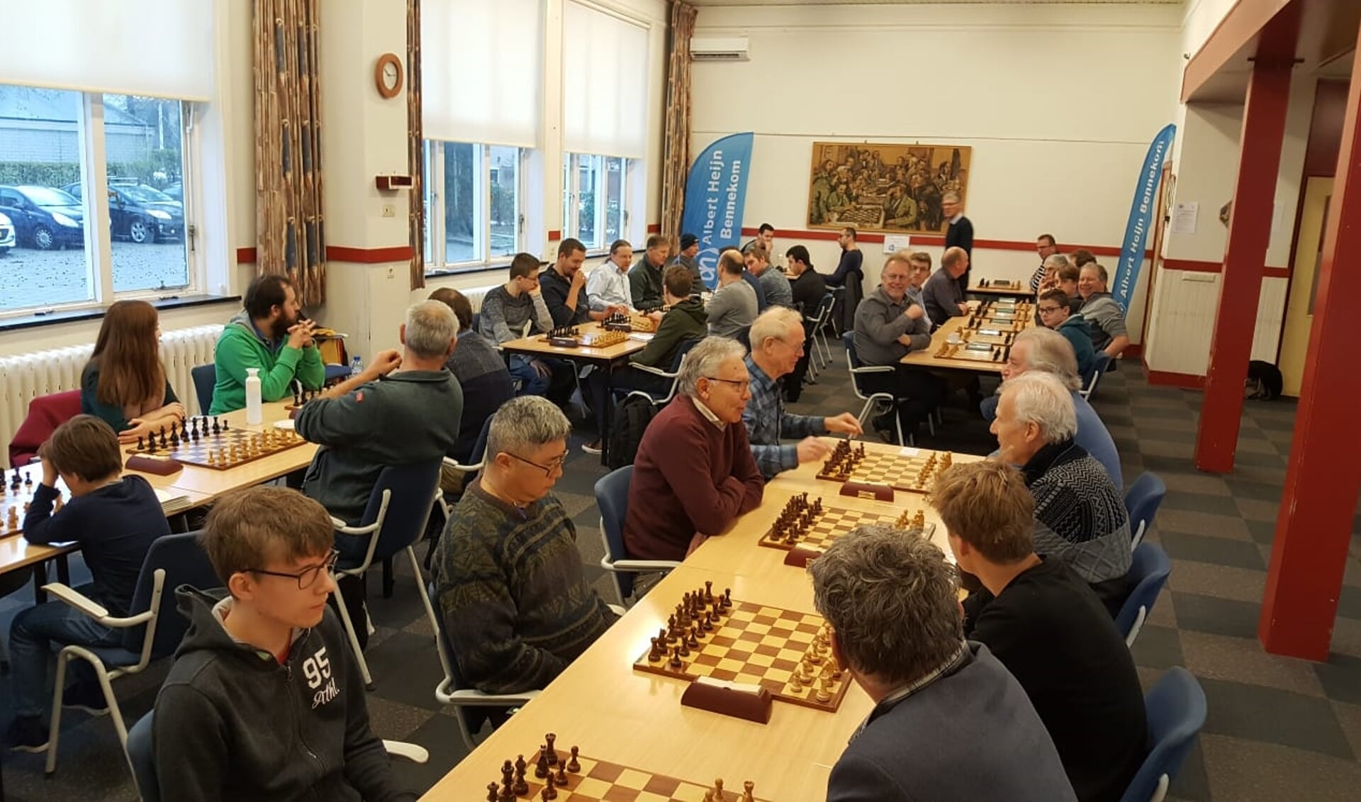 De grote zaal in De Commanderij zat vol met schakers.