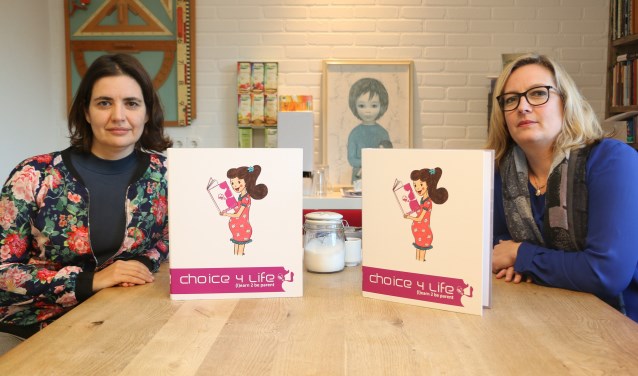 Mirjam van Dijk (rechts) en Stefanie van Roon: ,,Sommige moeders komen letterlijk van de straat."