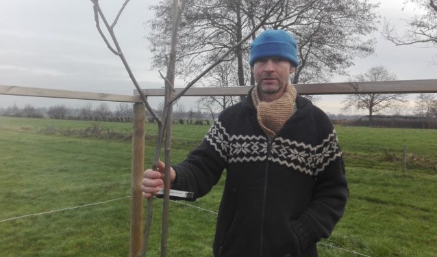 De door Ekoland genomineerde Joop Wantenaar zou graag meer walnoten in zijn weiland planten. Een vergunning is het probleem.