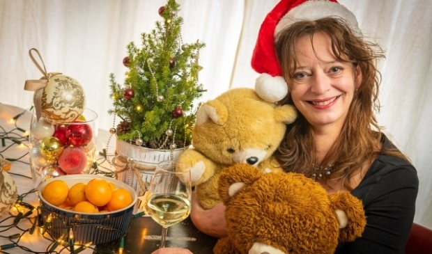 Kerst alleen? Maak het gezellig voor jezelf. Knuffel je teddybeer, proost op het leven, voel jezelf rijk en geniet daarvan. FOTO: Hans Lebbe