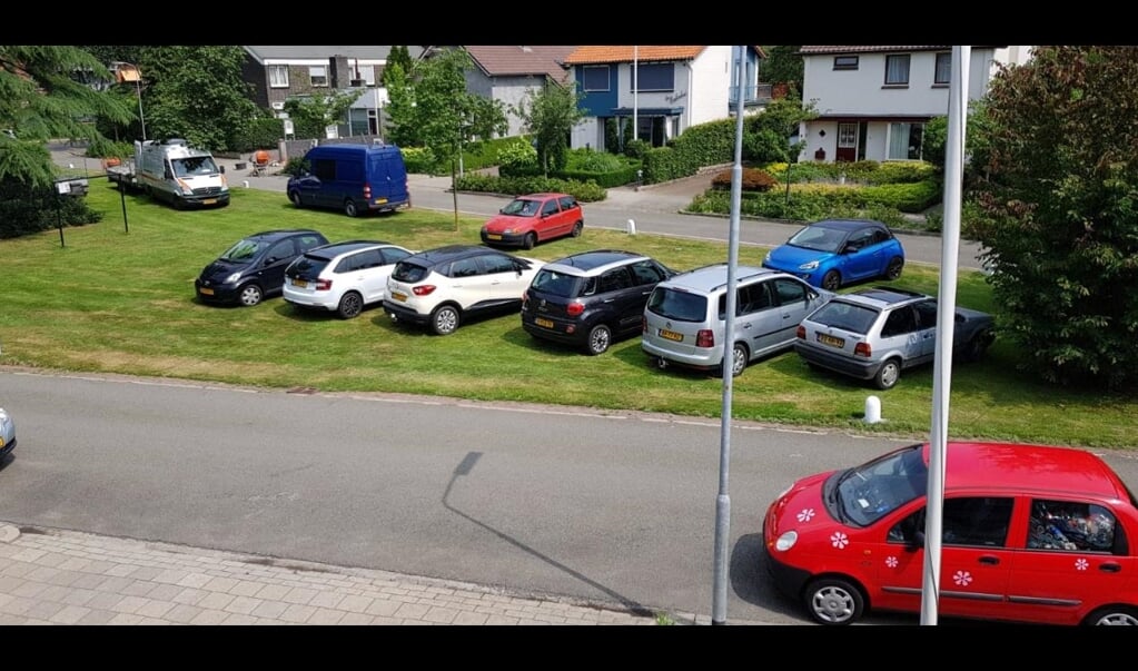 Op de Hugo de Grootlaan staan auto's soms op het gras geparkeerd bij evenementen in de Bethelkerk.