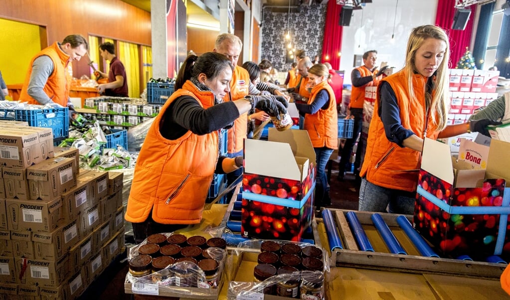 2015-12-14 14:04:45 ROTTERDAM - Vrijwilligers pakken in het hoofdkantoor van Unilever kerstpakketten