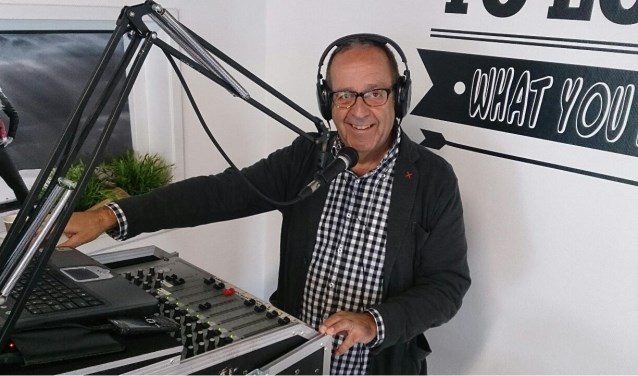 Jean Heijl is op oudejaarsdag gastheer in de studio van Radio Soest. Luisteraars kunnen bellen, maar ook langskomen, met of zonder oliebollen.