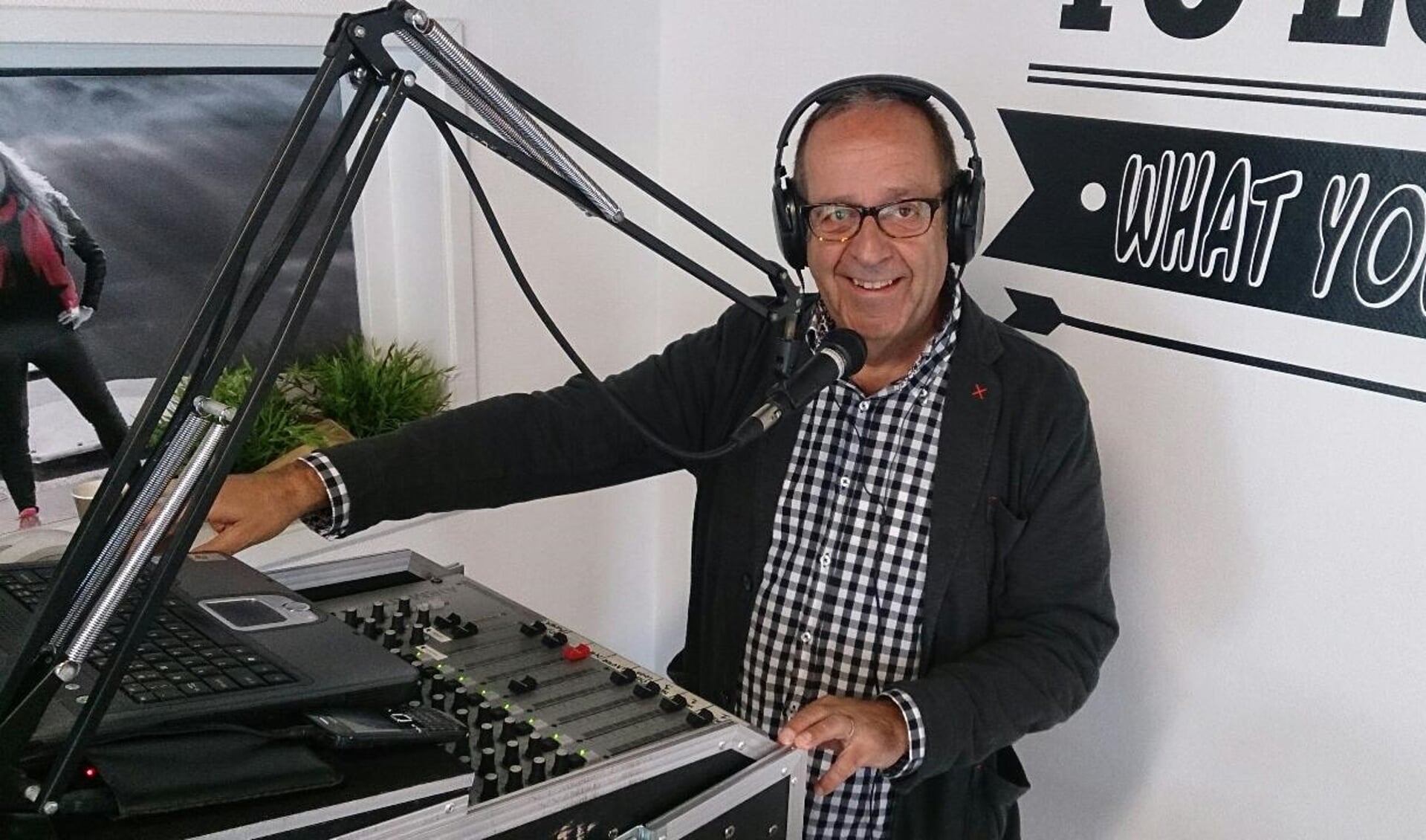 Jean Heijl is op oudejaarsdag gastheer in de studio van Radio Soest. Luisteraars kunnen bellen, maar ook langskomen, met of zonder oliebollen.