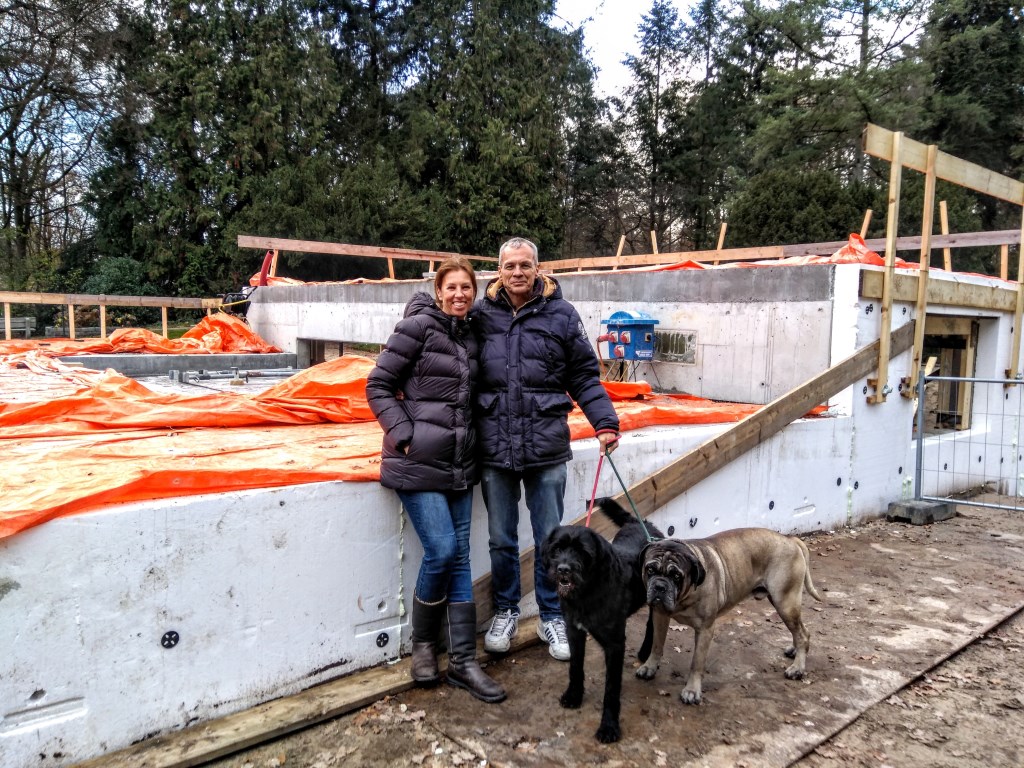 Koosje en Diederik van Huijstee bij het pand in aanbouw.