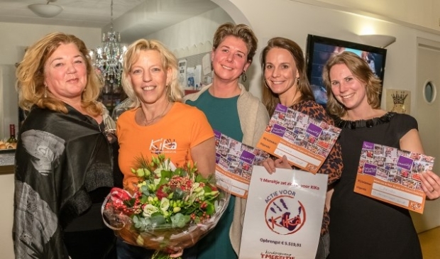 Sandra Terlage (KiKa) met Jacqueline Teunissen en de drie Run for KiKa-deelnemers Mariska, Lenneke en Christa FOTO: Hans Lebbe