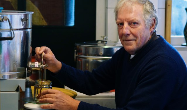 Herman verkoopt de honing onder meer aan de weg voor zijn huis aan de Ronde Hoep Oost.
