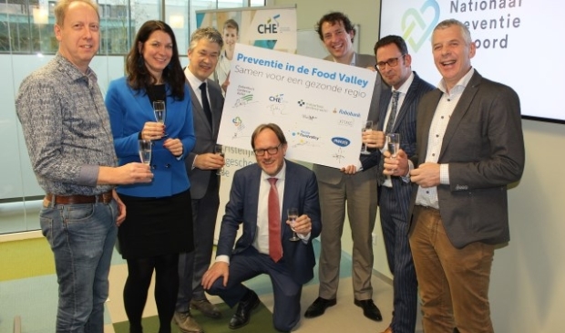 Vlnr: Ronald Hendrikse (HAGV), Mariska de Kleijne (Rabobank), Leon Meijer (Foodvalley), Harmen van Wijnen (CHE), Joris van Eijck (Menzis), Arjen Hakbijl (ZGV) en Tom van Loenhout (Alliantie Voeding). (Foto: Els Jacobi)